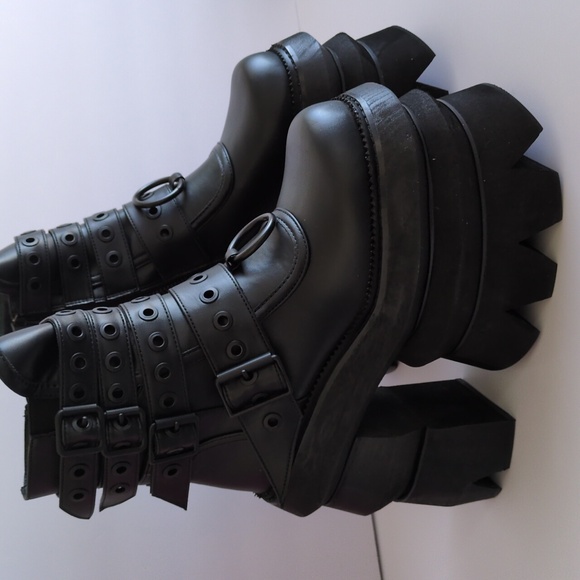 Never Sell Out Platform Boots - Picture 2 of 11